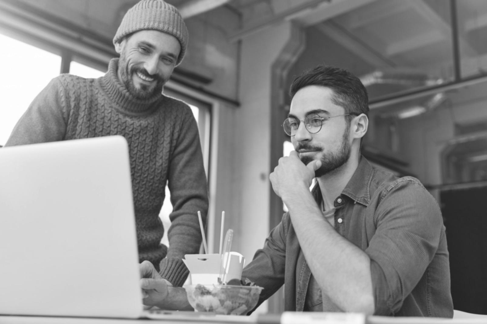 Ambiente profesional de trabajo financiero con documentos y análisis
