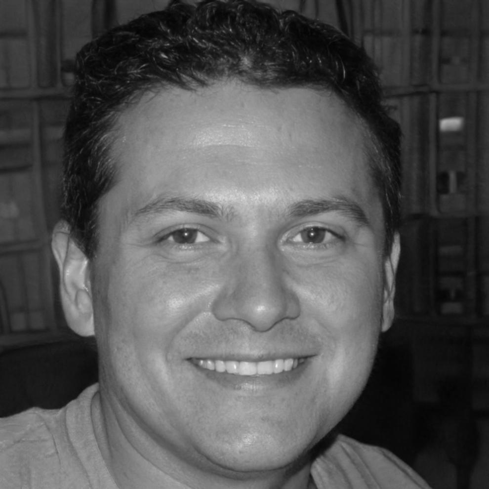 Miembro del equipo Questaxynvoryxenthyra trabajando en estrategias financieras
